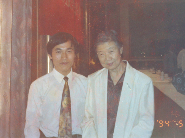 湯傳忠與于若木女士（陳云同志夫人，著(zhù)名營(yíng)養專(zhuān)家）合影